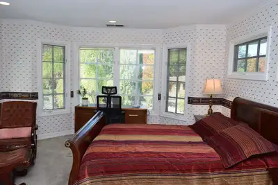 Image de Le confort, l'intimité et le confort ultimes dans une villa de Saratoga.