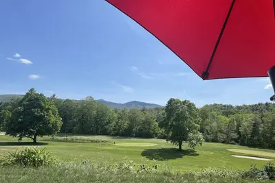 Image de Condo de terrain de golf mis à jour en face du terrain avec piscine et vue sur Attitash