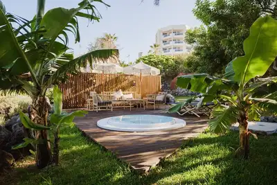Image de 11 au bord de la piscine de golf de la mer AyP