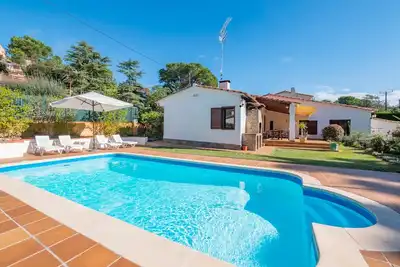 Image de Club Villamar - Charmante villa avec jardin, piscine privée clôturée située dans un quartier rési. . .