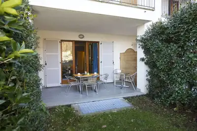 Image de appartement meublé avec goût dans une petite résidence dans un endroit ensoleillé