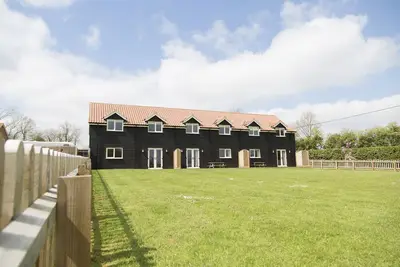 Image de Nouveau Cottage avec piscine, sauna, gymnase et courts de tennis parfaits pour explorer Norfolk!