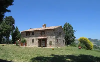 Image de Maison en pierre dans la campagne toscane
