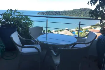 Image de Vue sur l'océan, les îles et la forêt