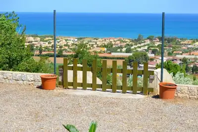 Image de Villa spacieuse avec vue sur la mer, grand jardin barbecue, près de la mer et Cefalu