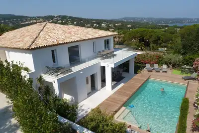 Image de Luxe - Villa à Cavalaire - piscine, vue sur la mer, à 300 m de la plage, connexion Wi-Fi gratuit