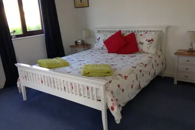 Image de Privé et calme, chien amical, 10 minutes à pied de tout Solva a à offrir.