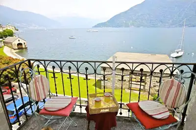 Image de appartement de 2 chambres avec deux balcons et un accès au lac en face de la maison
