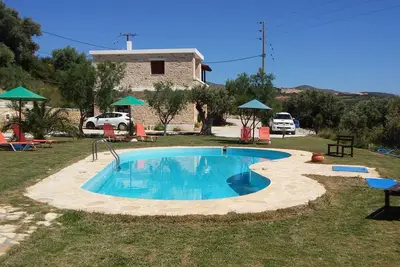 Image de Appartement à la campagne avec piscine, grand jardin, wifi | Triopetra, Crète