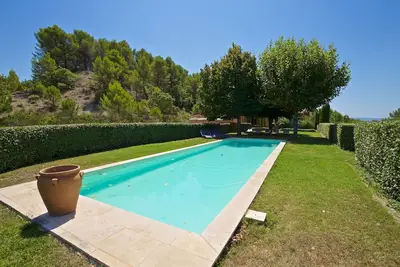 Image de Grande maison de 5 chambres avec vue imprenable, proche de Roussillon