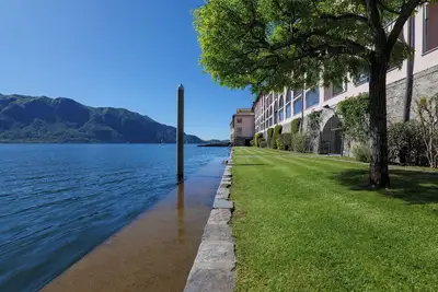 Image de appartement spacieux de 3 chambres avec vue imprenable sur le lac et une plage privée sur le lac