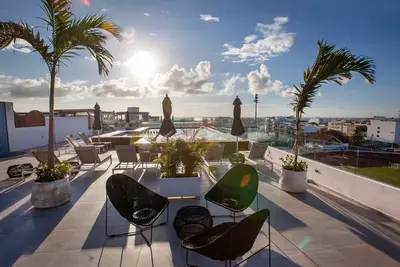 Grand condo lumineux avec superbe toit et emplacement