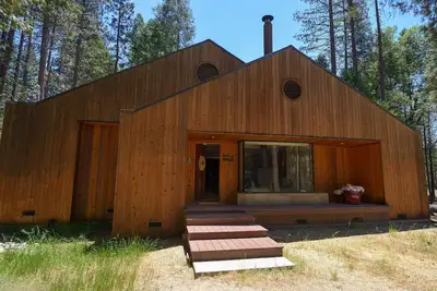 Votre opportunité de louer une belle cabane dans le parc national de Yosemite dans la ville pittoresque de Wawona. . .
