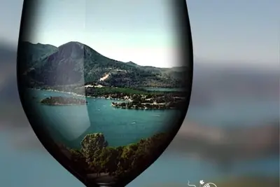 Image de Lakeport près du quai de pêche du centre-ville et grande terrasse