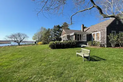 Image de Idyllic Shoreline House avec des vues spectaculaires nr Ct College & Wesleyan