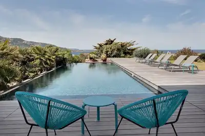 Image de Villa haut de gamme, climatisée, piscine chauffée située à 50 mètres de la mer.