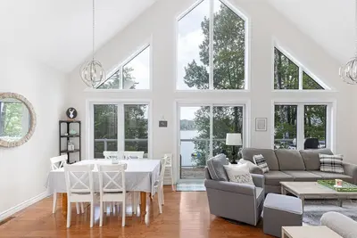 Image de Des vacances dans la belle Muskoka! Découvrez la maison du lac vivant sur le lac Peninsula.