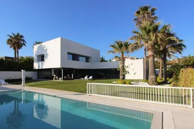 Image de Roche - lumineuse moderne et spacieuse villa de design avec vue mer, piscine privée, jardin près de la plage