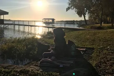 Image de Peaceful & Beautiful Lake Front 3 Br / 3 Ba Hideaway sur le lac Eagle Mountain