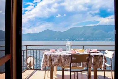 Image de appartements 3 pièces avec cuisine et balcon sur la plage
