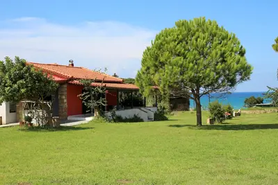 Image de Directement sur la plage, beau jardin, vue sur la mer, Wifi | Maison de vacances Ilia, Péloponnèse