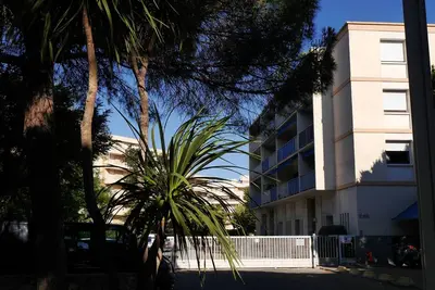 Image de Appartement climatisé dans résidence arborée calme à 200 mètres de la plage