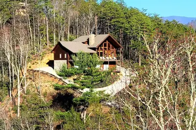 Image de La cabane en rondins de luxe Windchimer avec vue panoramique sur les montagnes. .