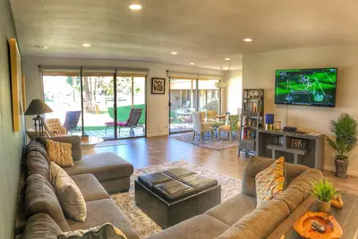 Image de Unité récemment rénovée avec piscine, terrain de golf et vue sur la montagne!