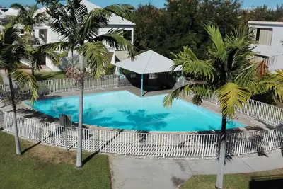 Ö Carré Saint Gilles appart climatisé ***, équipé dans résidence avec piscine