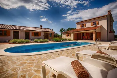 Villa neuve avec piscine, grand jardin, barbecue, aire de jeux pour enfants dans un environnement calme