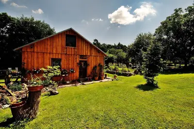 Image de Vieille maison d'abeille romantique dans la nature
