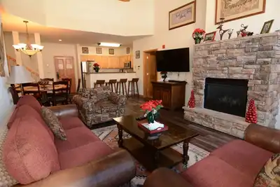 Image de Spacieux 4Br / 4Ba + loft à pied de ski. Emplacement central. Plafond voûté