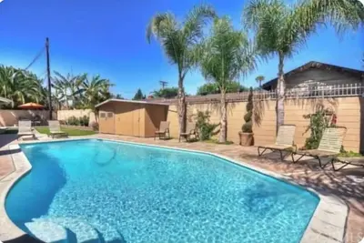 Image de Disneyland Anaheim Pool house! Un mile de Disneyland et Convention Center! 11 lits