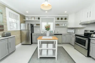 Image de Nouveau! Coeur du centre-ville! À pied de la plage, des magasins, des restaurants et à quelques pas du port!