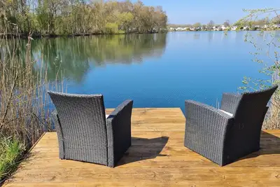 Image de Caravane pittoresque à 6 couchettes au bord du lac.