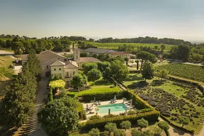 Image de Château avec piscine privée à louer, location de vacances en Provence, grande propriété en Provence à louer, location de vacances en Provence