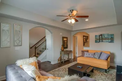 Image de Spacieux et moderne à West Nashville