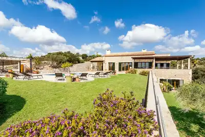 Image de Grande villa de luxe surplombant la mer