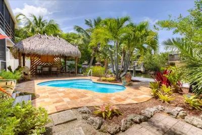 Image de * SPÉCIAL Hiver * 2 Br Waterfront Pool Home