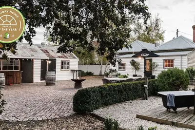 Image de Birregurra Tea House: Arrière-cour de biscuits avec foyer, bar et scène