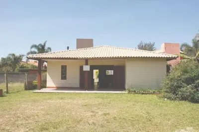 Image de Maison de 3 chambres pouvant accueillir jusqu'à 8 personnes à 50m de la plage.