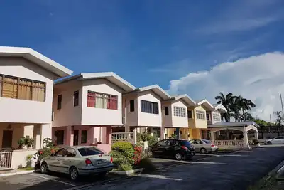 Image de Confortable maison de ville de 3 chambres excellente situation, entièrement A / C, calme