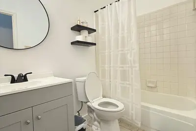 Image de Maison De Brique Spacieuse, Belle Quartier, Un Gem! À côté de nombreux autoroutes majeures!