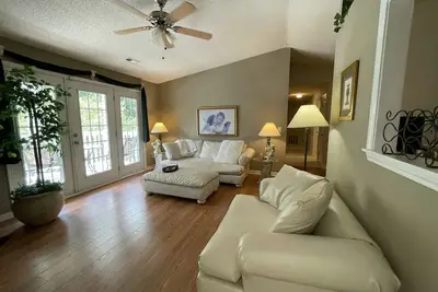 Image de Condo entièrement meublé avec salon en cuir, médias, ustensiles de cuisine et linge de maison