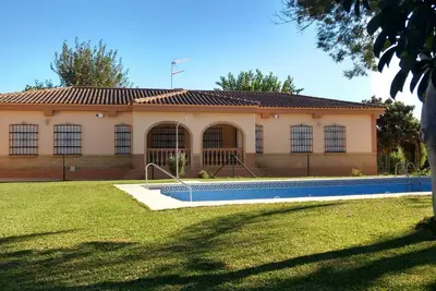 Image de Villa D'HÉBERGEMENT Touristique. 14 SIÈGES. 5 Chambres. Piscine Et Jardin,