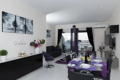 Image de 2. Appartement de luxe de 2 chambres près de la plage!