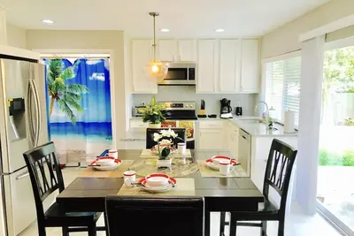 Image de Belle maison mise à jour! Emplacement incroyable! Quartier merveilleux! Nouveaux meubles