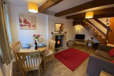 Image de Cottage romantique pour deux Ă Monyash. Poutres apparentes et poĂŞle Ă bois.