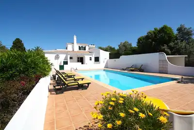 Image de Villa avec piscine privée à proximité des commodités, des plages, du centre-ville