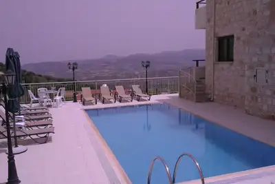 Starlit Villa est une jolie villa en pierre de 360 m2 avec une piscine privée